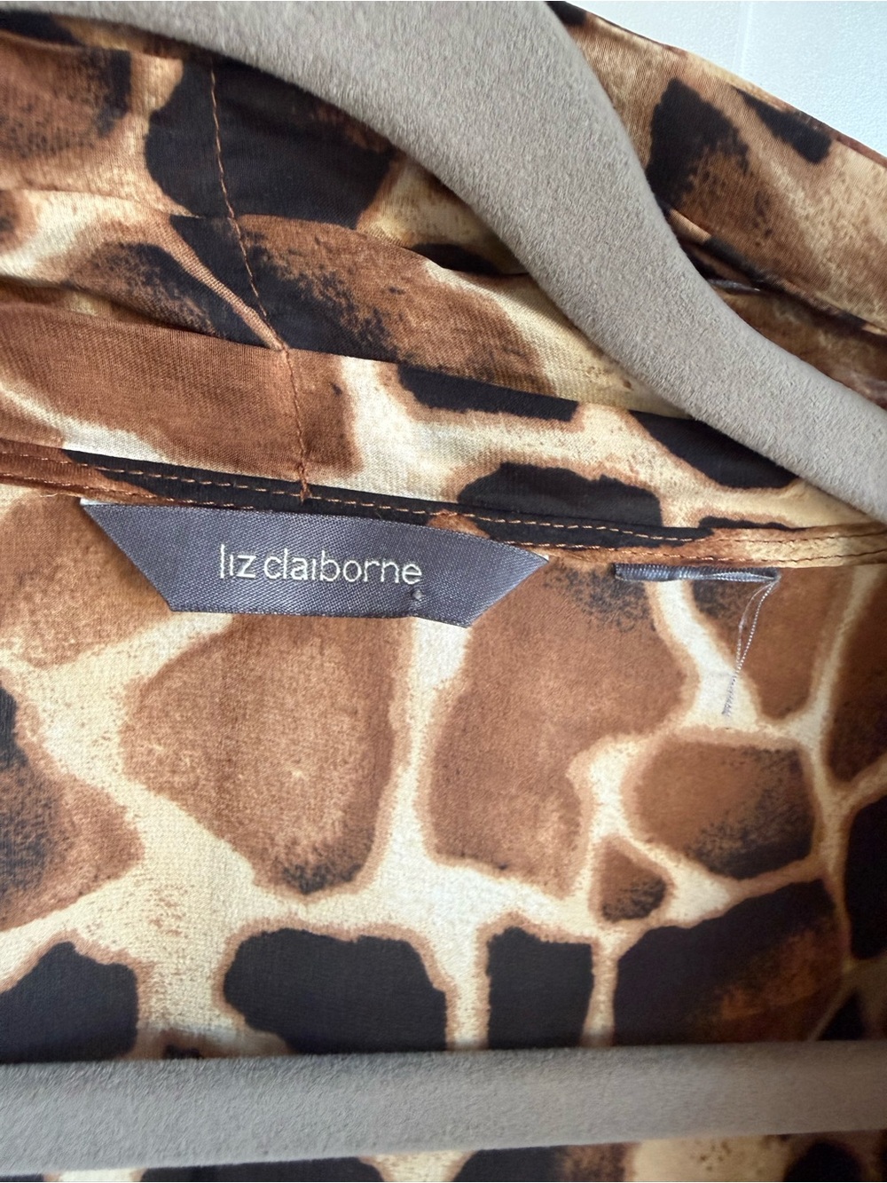 Liz Claiborne 100% Silk Giraffe Animal Print Tie Neck Blouse Brown Black M - Picture 8 of 10